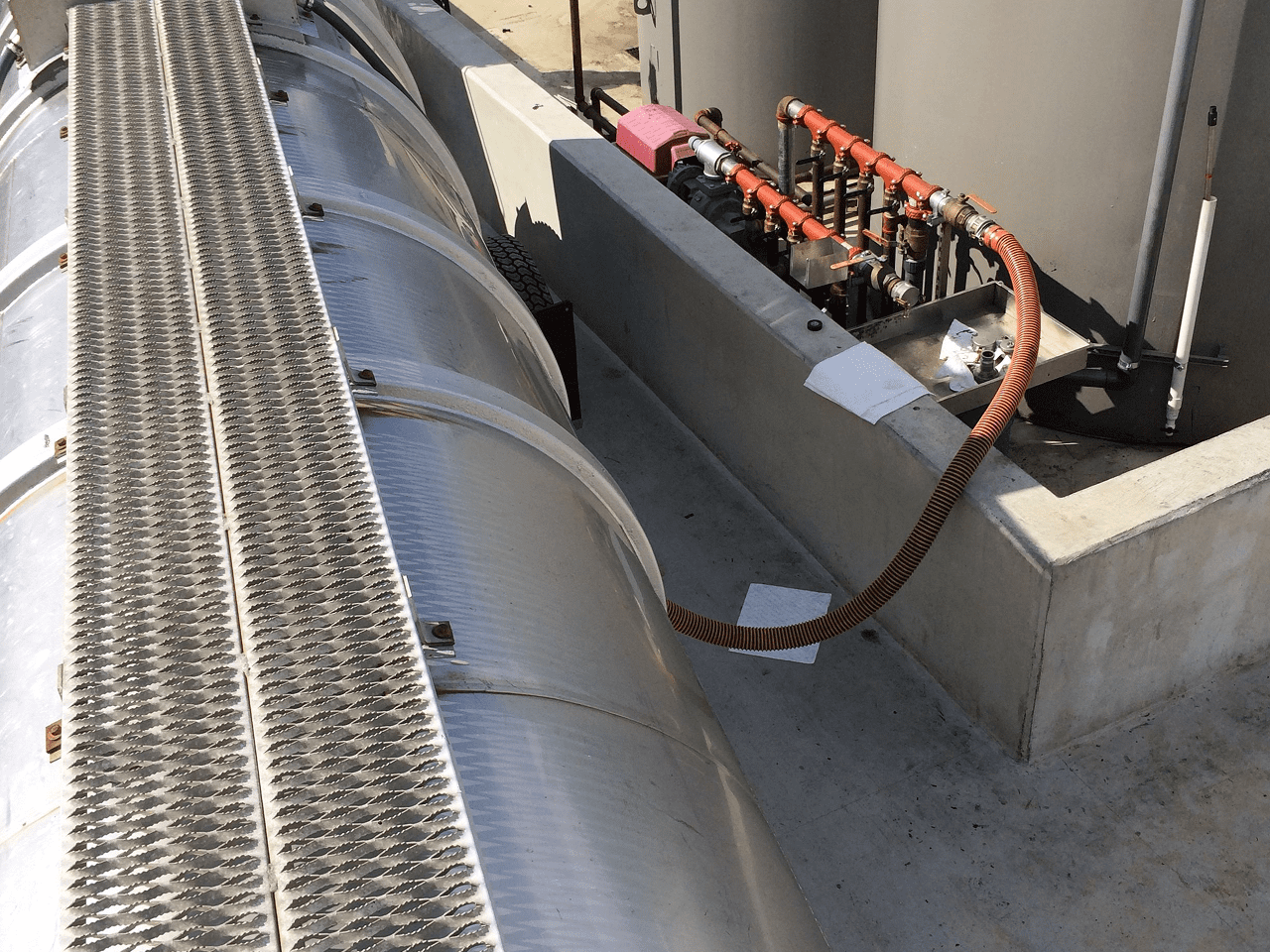 Industrial tank and valve arrangement